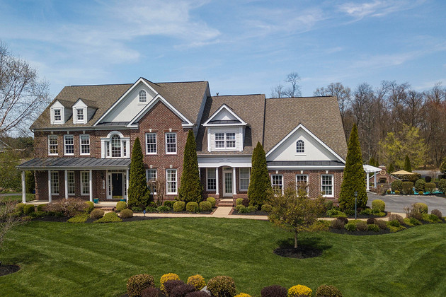 Как подсеять траву на уже растущий газон