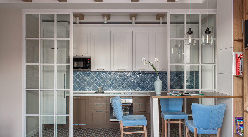 Рабочую зону готовки в случае необходимости можно изолировать от гостиной с помощью раздвижных стеклянных перегородок, которые не препятствуют проникновению естественного света.