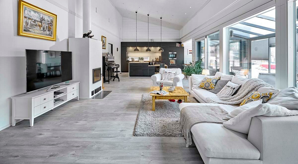 Светлый дом в Финляндии со стеклянными стенами и гостевой спальней на антресоли