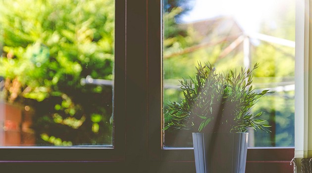 Как приклеить солнцезащитную пленку на окно: пошаговая инструкция