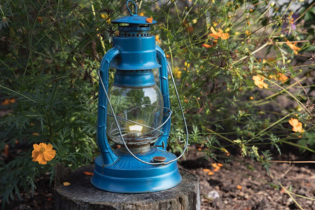 Выбираем переносной фонарь для дачного участка: 4 важных параметра