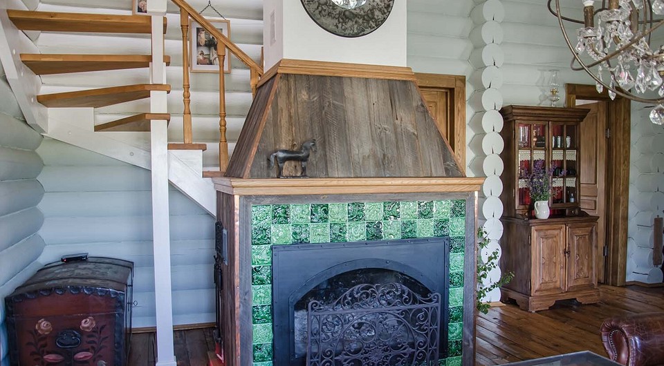 Обрамление камина выполнено из керамической плитки, которая является точной копией ярославских изразцов XVII в.