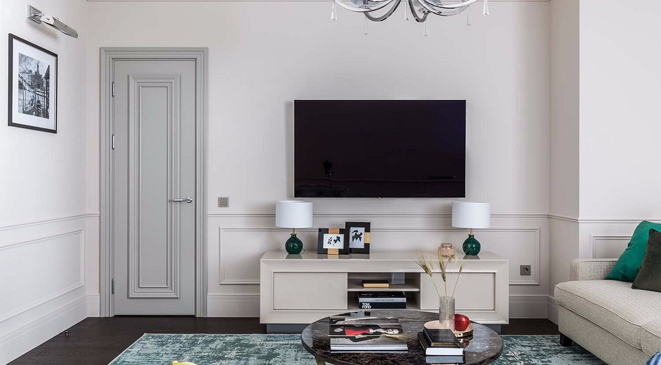 Круглый журнальный стол удачно дополняет обстановку зоны гостиной, напоминающей уютную бухту. Ковер в сероватых тонах с абстрактным размытым рисунком вносит мягкие ноты  в строгий ди...