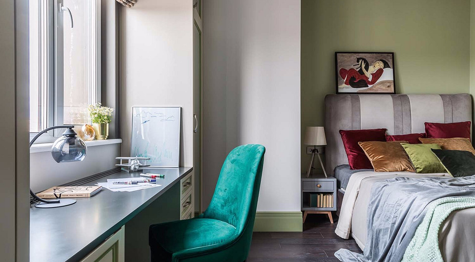 В детской старшего мальчика широкий, оливкового цвета карниз под потолком, точно кант, прочерчивает очертания комнаты и высоких, до потолка, шкафов, филёнки которых также имеют окант...