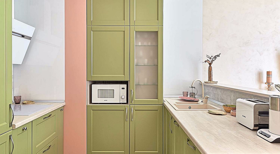 Условной границей между кухней и гостиной служит компактная барная стойка. Чтобы подключить мойку и посудомоечную машину, внутри неё провели трубы водоснабжения и канализации.