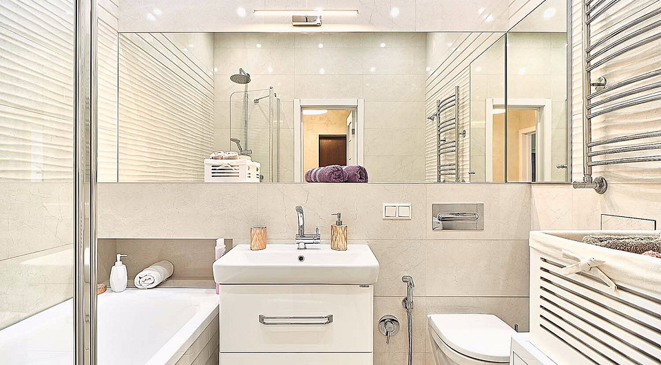 Трубы водоснабжения, выступающие на 20 см, спрятали за конструкцией из влагостойкого гипсокартона. За счёт неё над умывальником образовалась длинная полка для банных аксессуаров, над ванн...