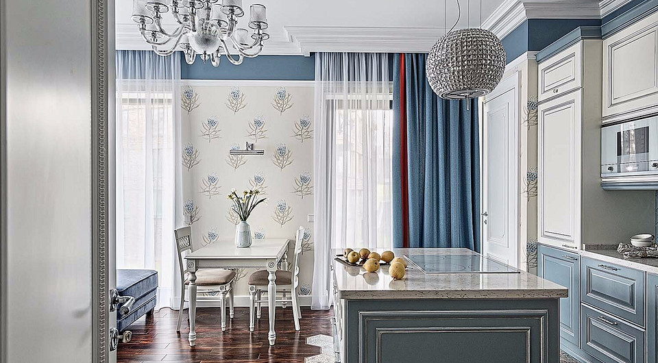 Полоса цветного  однотонного фриза в верхней части стены гостиной, выделенная высоким профилированным карнизом из гипса под потолком и более узким молдингом, отделяющим её от обоев,...