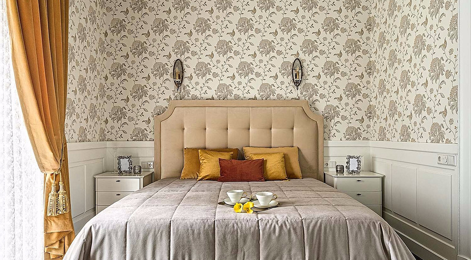 Тонкая графичность узоров на обоях в жанре «цветы и птицы» не утомляет  взгляд, такой дизайн работает на оптическое расширение небольшой комнаты. Шёлковая портьера и покрывало ласкаю...