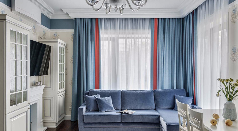 Портал декоративного камина небольшой глубины, ширина верхней полочки всего 0,2 м. Благодаря строгим профилировкам и монументальным пропорциям он выигрышно вписался в композицию со шкафам...