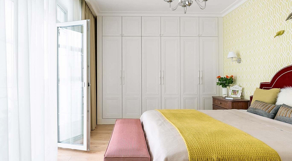 Нарядное изголовье кровати выделяется на фоне более спокойного окружения. Прикроватные комоды классической формы и цвета состаренного дуба изготовили в столярной мастерской по эскиза...