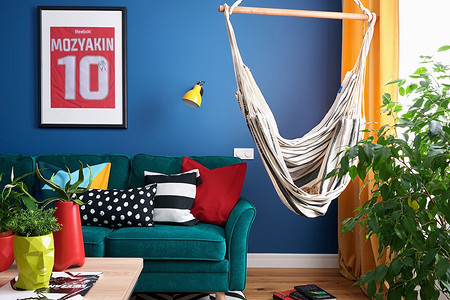 Яркая квартира с двумя гостиными для дружеских посиделок