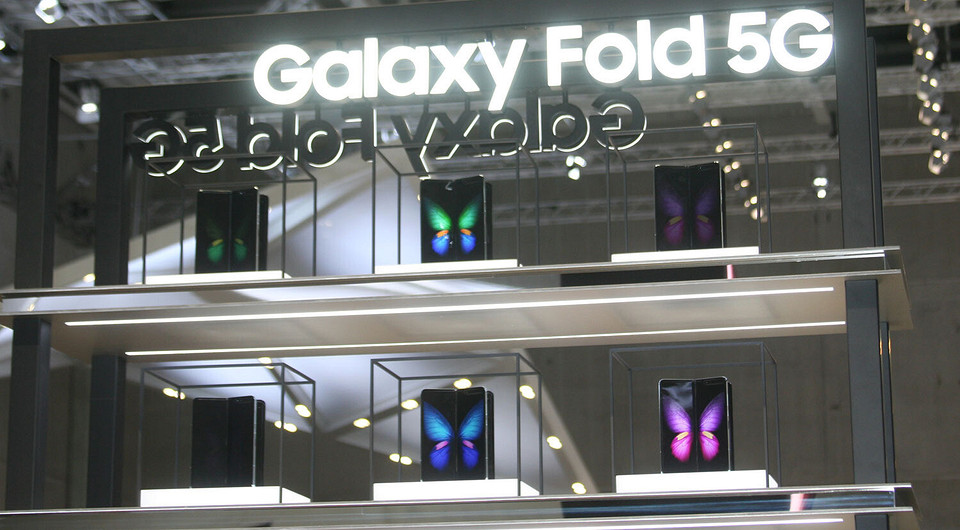Смартфон со складным экраном Samsung Galaxy Fold 5G