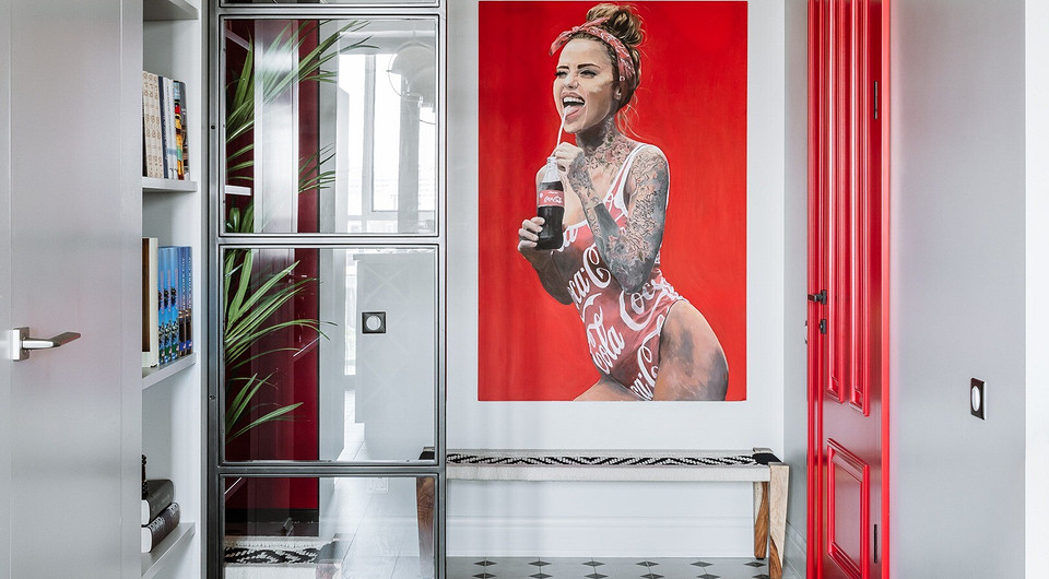 Яркая студия со спальней, гостиной и гардеробной для семейной пары и их бостонского терьера