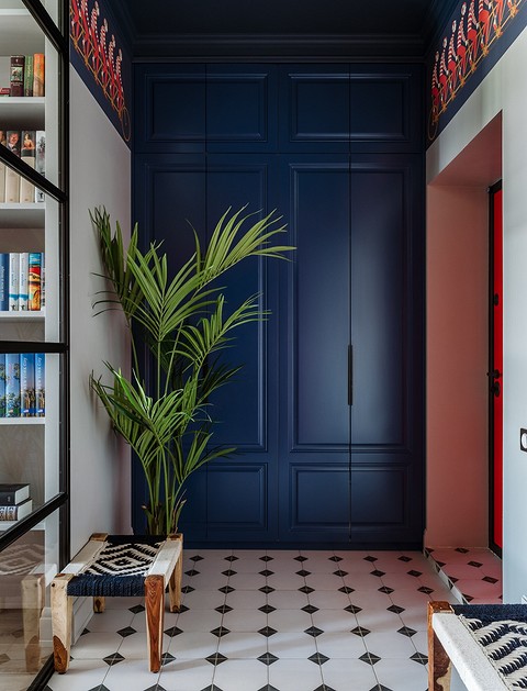 В прихожей реализован тот же приём, что и в ванной комнате — потолок покрашен в тёмно-синий цвет, подобранный к оттенку дверей платяного шкафа. 