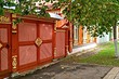 Как организовать подъезд к воротам на даче: 3 важных правила