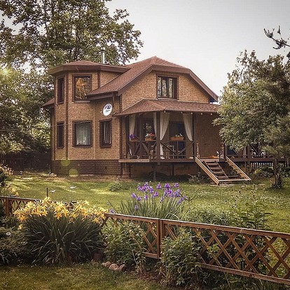 Стоковые фотографии по запросу Porch with wooden railings