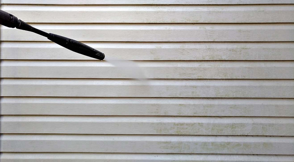 Большой плюс виниливого сайдинга в том, что он избавляет владельцев дома от необходимости регулярно красить фасад — достаточно смывать со стен загрязнения.