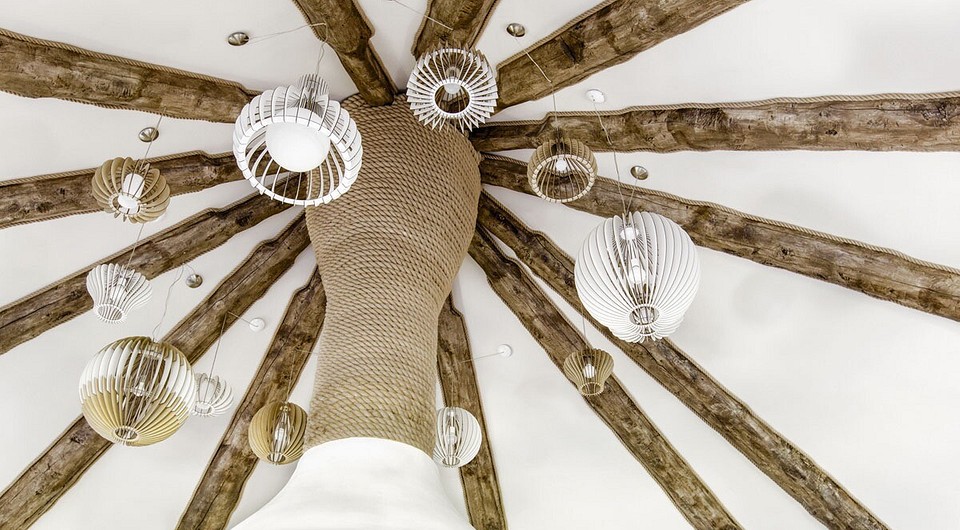 Дымоход камина — доминанты всего интерьера — закреплён в плите междуэтажного перекрытия и служит опорой для стропил кровли — брёвен из алтайского кедра. Единое пространство освещает прихо...