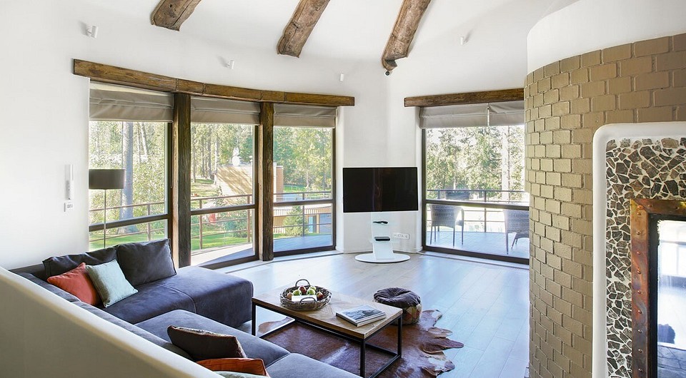 Интерьер и экстерьер дачи эстетически взаимосвязаны — первый является продолжением второго, так как главная идея дома — непрерывное любование пейзажным окружением. Из кухни-столовой можно...