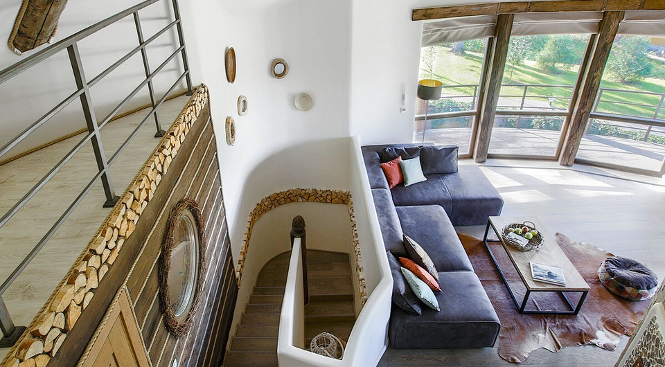 В интерьере минимум предметов декора, но даже их наличие продиктовано скорее функциональностью, нежели эстетикой. Цвет же и узор привнесены материалами отделки и обста...