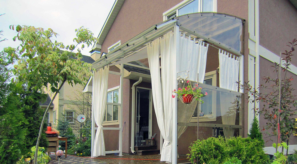 Лёгкие синтетические шторы помогут превратить навес в летнюю веранду.