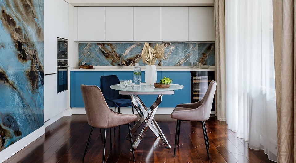 Тренд — цветной камень в интерьере: гид по видам, материалам и применению