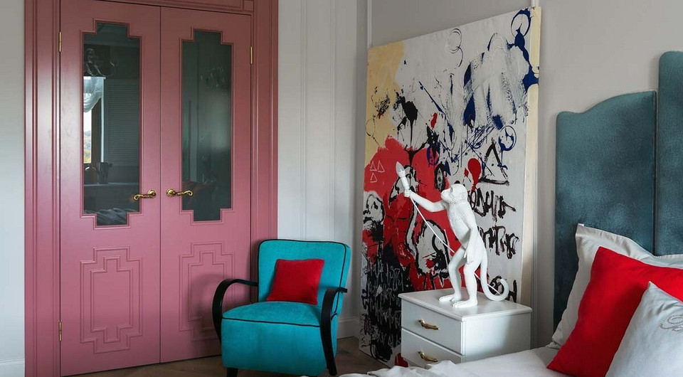 9 правил, которые помогут вписать в интерьер яркие и неординарные предметы