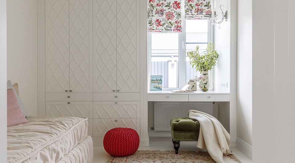 Светлый пол в этой комнате делает ее более воздушной.