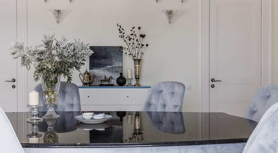 Высота дверей — 230 см, поэтому для поддержания правильных пропорций выбрали необычную ширину наличников — 15 см вместо 7,5 см. Рисунок на дверных полотнах — прямая тройная филенка — повт...