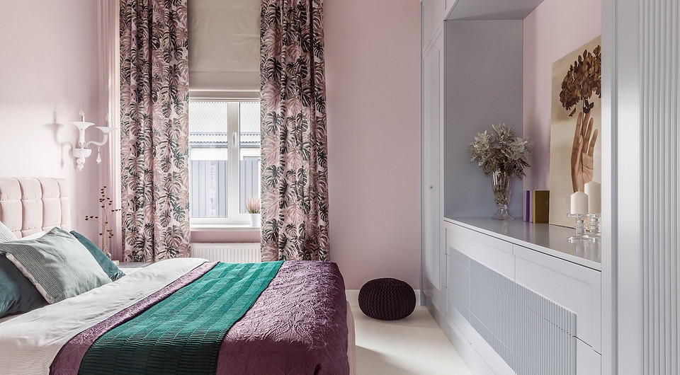 Светлый пол и потолок, а также люстра и бра из белого стекла разбавляют розовые тона.