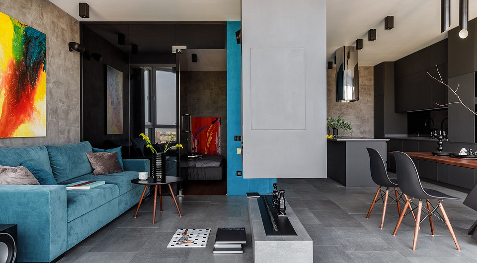 Квартира для молодого мужчины: холодный интерьер с бирюзовыми акцентами и панорамным видом из окон