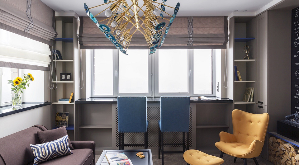 Латунная люстра с натуральными агатами задает тон синим цветовым акцентам.