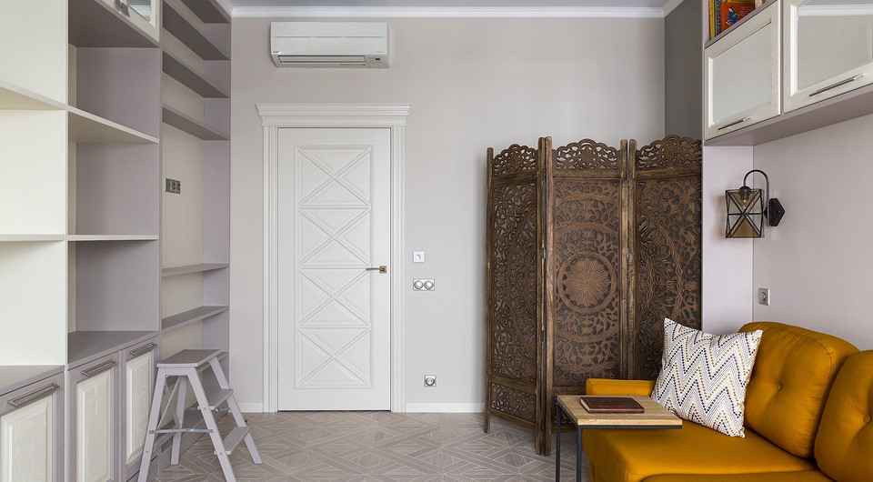 Для заказчиков важно было предусмотреть достаточно систем хранения, в том числе под обширную библиотеку. С этой целью спроектировали удобные шкафы и стеллажи в кабинете.