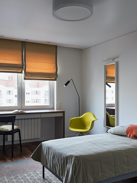 В квартире продумано три уровня освещения. Основной — накладные светильники на потолке. Они дают равномерный свет в каждой комнате. Акцентный свет представлен в виде подвесных светильнико...