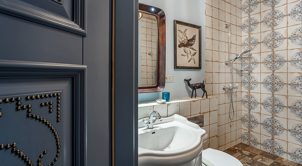 Интерьер общего санузла освежает светло-сиреневый оттенок стен и плитки в душевой зоне. 