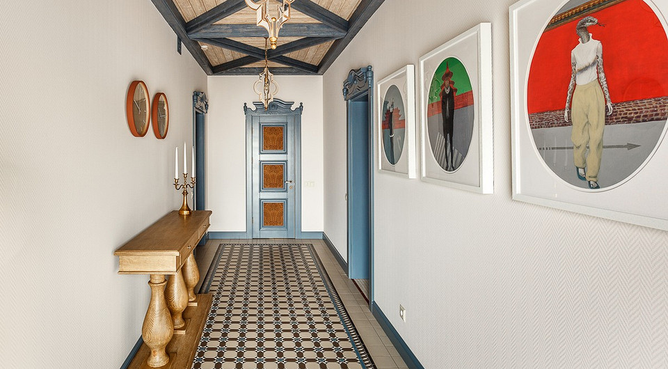 Коридор по цветовому решению является продолжением гостиной или ее началом (зависит от того, где человек окажется впервые). Главный цветовой акцент в этом пространстве — терракотовые...