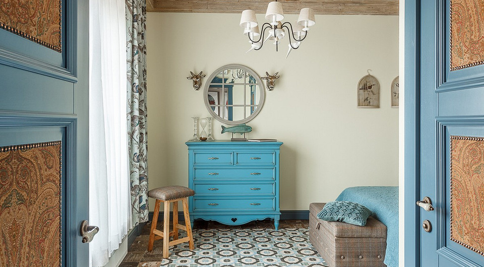 Цветовая гамма малой гостевой спальни сочетает в себе бледно-лимонный тон на стенах, цвет мореного дуба на полу и синий — на комоде.