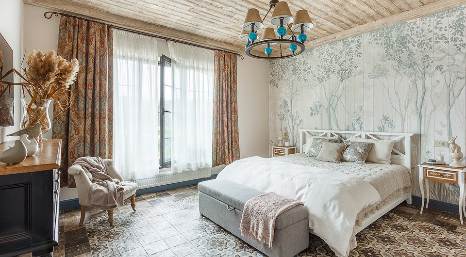 Большая гостевая спальня оформлена в нейтральных тонах. Активный рисунок на напольном покрытии смягчен светло-серыми стенами, но и здесь без цветовых акцентов не обошлось. Ими стали синие...