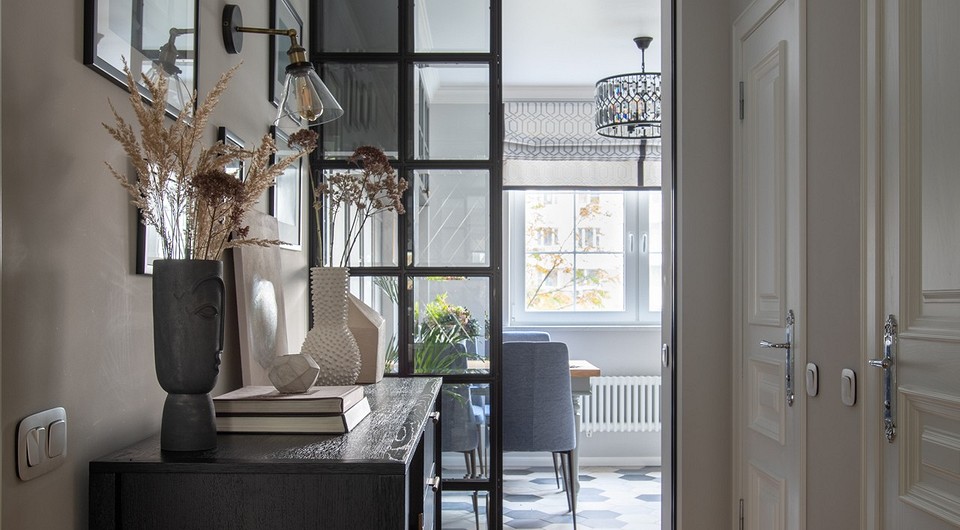 Интерьер двухкомнатной квартиры без гостиной с французским настроением