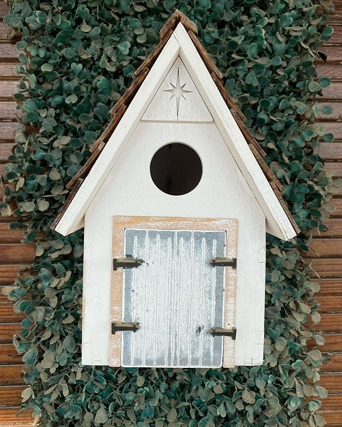Небольшие домики, в которые прилетают птицы, сделают спящий зимой сад живее. Заодно вы можете изучить особей, которые зимуют в вашем регионе.