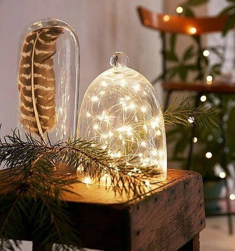 В импровизированный фонарик можно положить шишку или небольшую веточку, чтобы придать особый рождественский колорит. Такой лампой получится рабочее место, столешницу на кухне, журнальный...