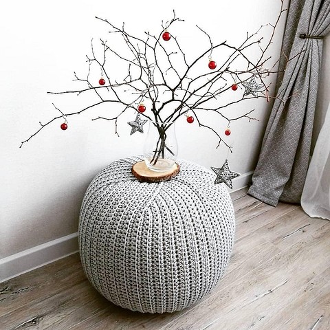 Декорируйте их на манер новогодней елки. Поставьте композицию в прозрачную банку, вазу или ведро — натуральный экодекор для Нового года готов.