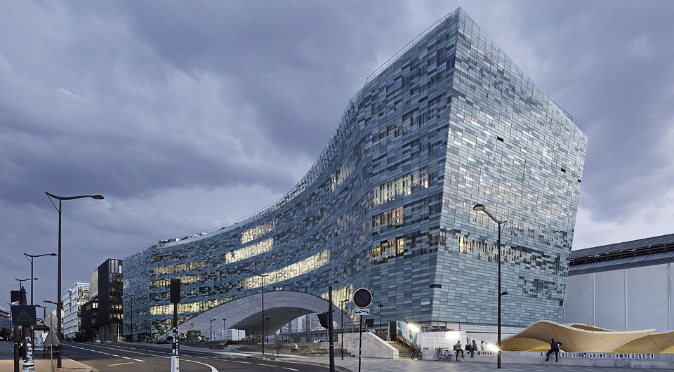 Стекло и изогнутые формы: как выглядит штаб-квартира французской медиакомпании