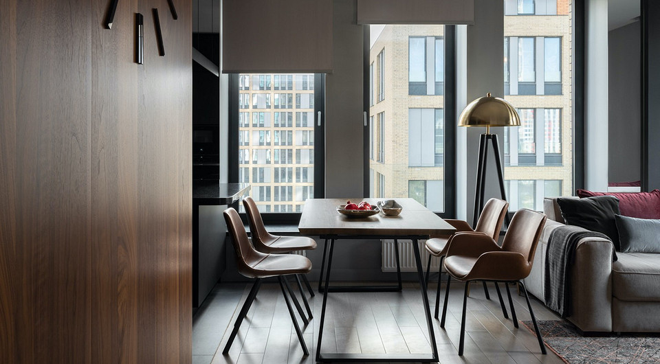 В ритме мегаполиса: графичный интерьер квартиры с восемью окнами 