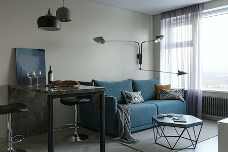 Аскетичная однушка для студента со спальней, кухней-гостиной и рабочим местом