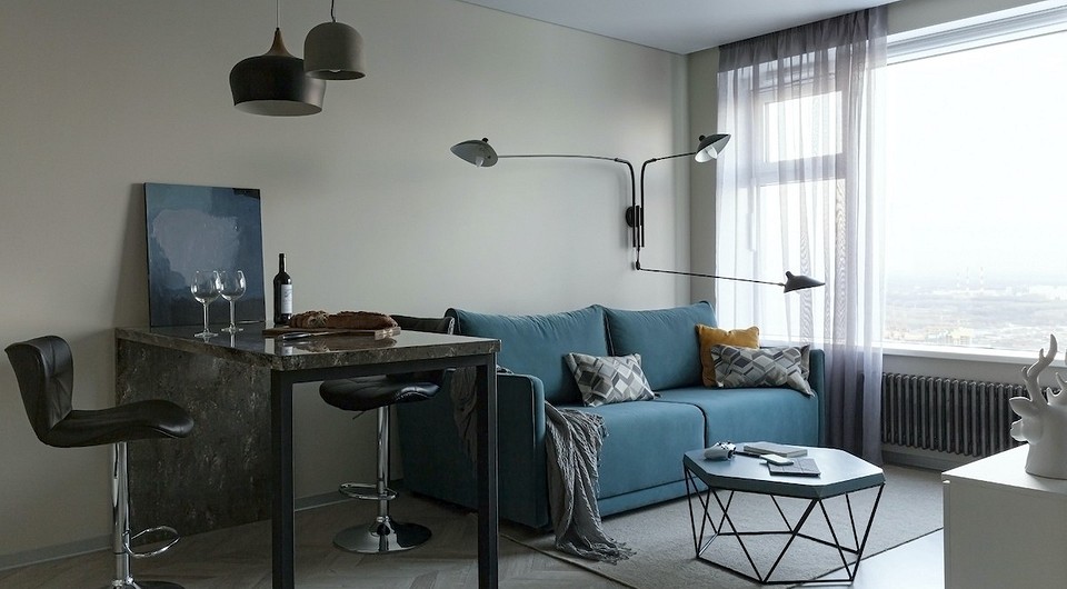 Аскетичная однушка для студента со спальней, кухней-гостиной и рабочим местом