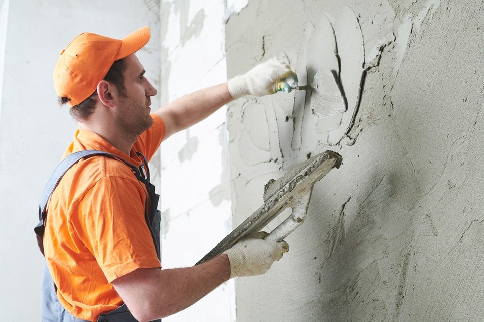 Как правильно штукатурить стены гипсовой штукатуркой своими руками:  пропорции раствора и инструкции | ivd.ru