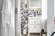 Что и как хранить на полках в ванной комнате, чтобы они всегда выглядели чистыми: 7 советов