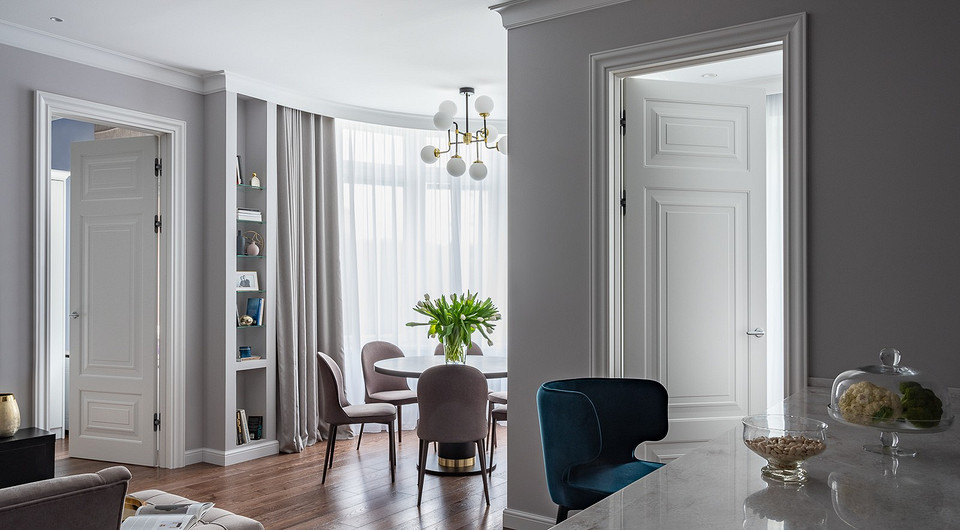 За счет П-образной планировки кухня получилась очень вместительной. Образовалась барная консоль и есть возможность готовить, при этом смотря в гостиную и общаясь с гостями.