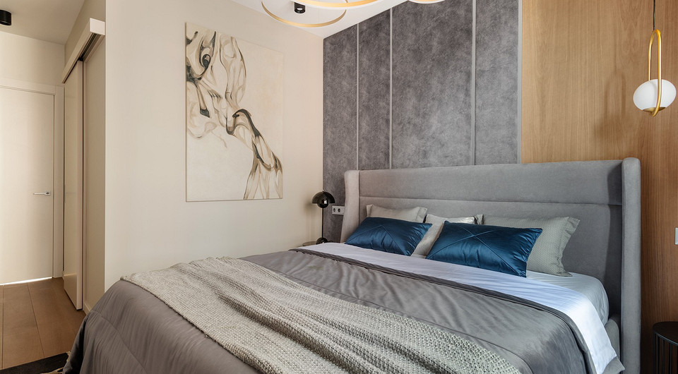 Спальню украшает ковер с принтом и картина, которую дизайнер написала сама для этого проекта.